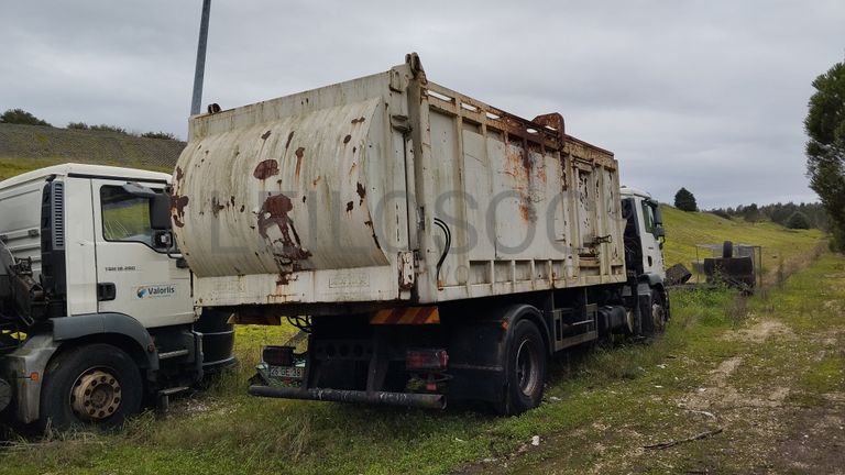 MAN TGM com caixa e grua