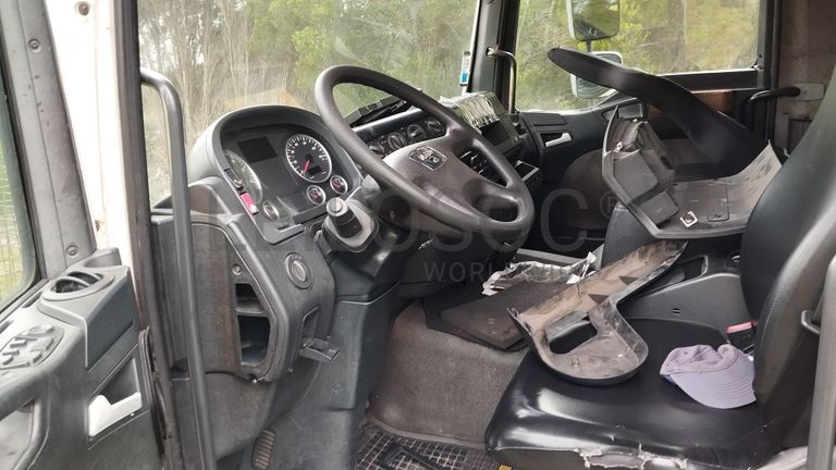 MAN TGM com caixa e grua