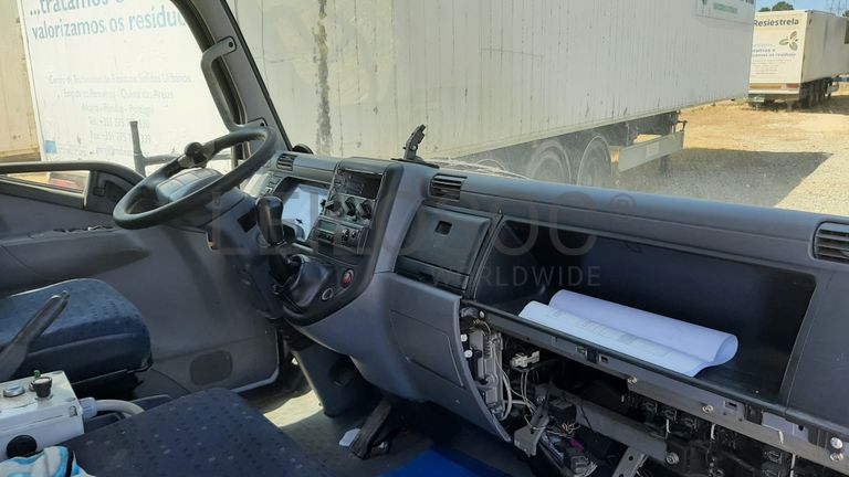 Mitsubishi FUSO 7C15 com Caixa Compactadora · Ano 2011