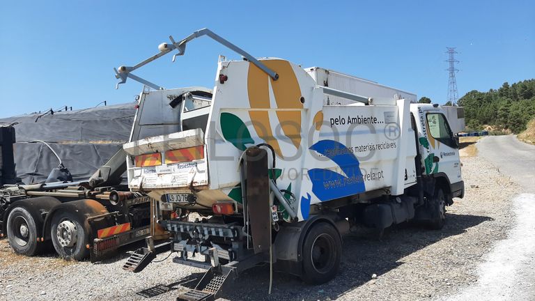 Mitsubishi FUSO 7C15 com Caixa Compactadora · Ano 2011