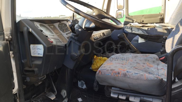 MAN LE18.280 com caixa e grua · Ano 2004