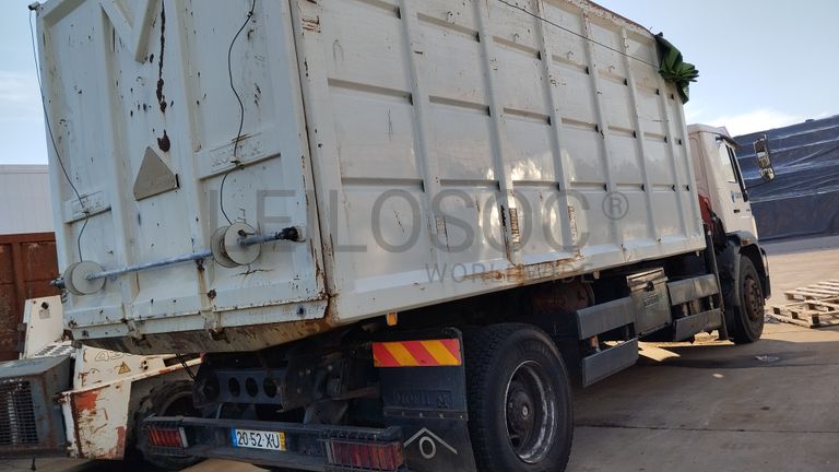 MAN LE18.280 com caixa e grua · Ano 2004