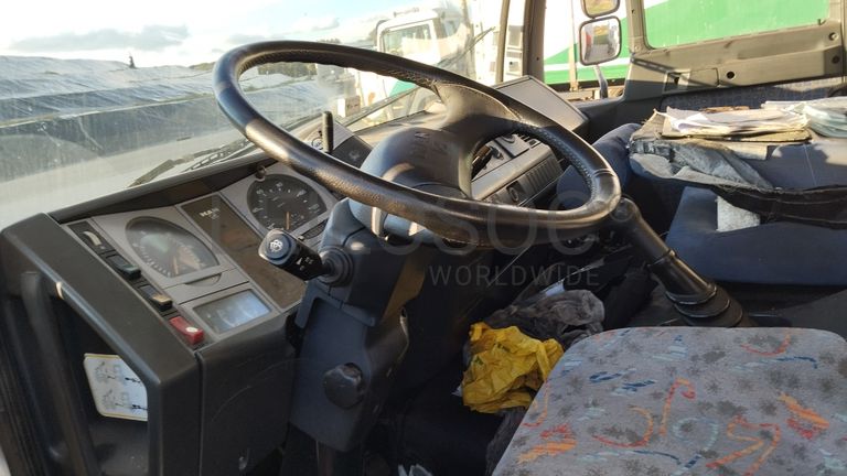 MAN LE18.280 com caixa e grua · Ano 2004