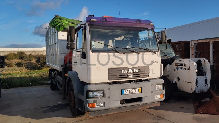 MAN LE18.280 com caixa e grua · Ano 2004