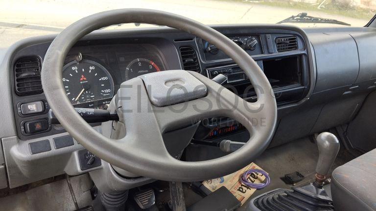 Mitsubishi Canter com caixa compactadora · Ano 2004