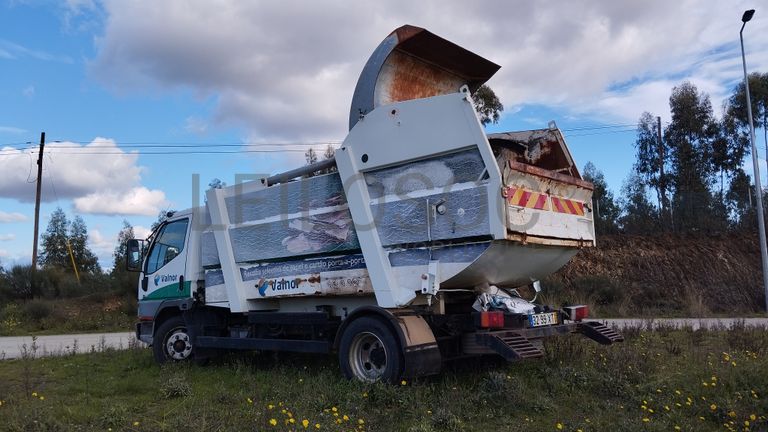 Mitsubishi Canter com caixa compactadora · Ano 2004