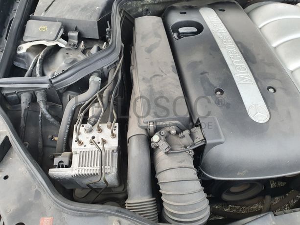 Mercedes-Benz E220 CDI · Ano 2002