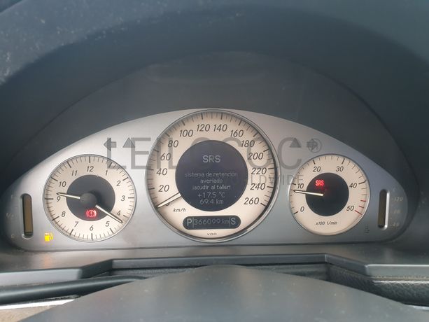 Mercedes-Benz E220 CDI · Ano 2002