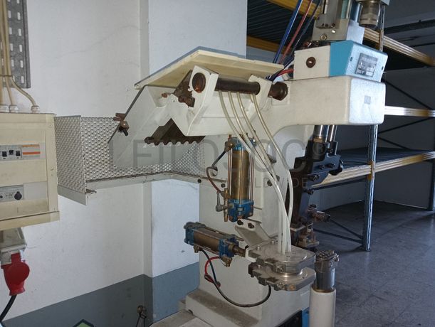 Máquina de facear · Máquina de enformar luvas · Máquina de pregar saltos