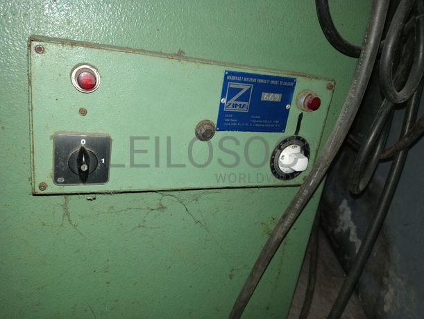 Máquina de facear · Máquina de enformar luvas · Máquina de pregar saltos