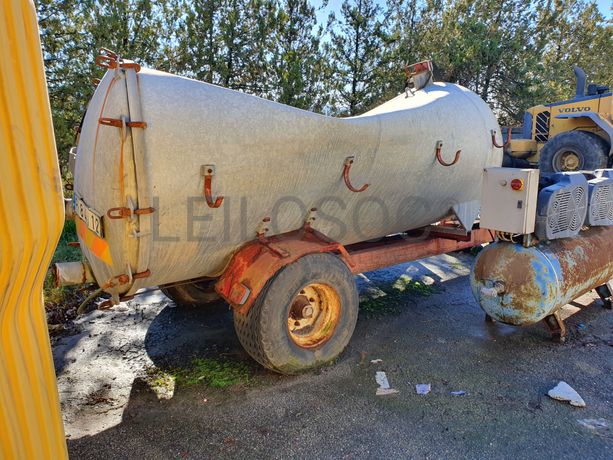 Atrelado com Cisterna