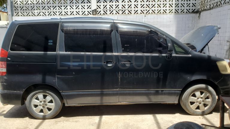 Toyota Noah · Ano 2002