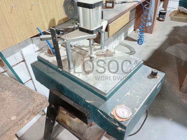 Máquina de cravar cantos