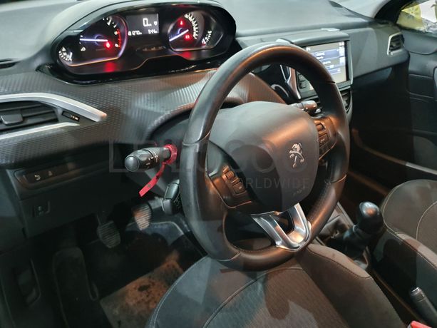 Peugeot 208 · Ano 2016