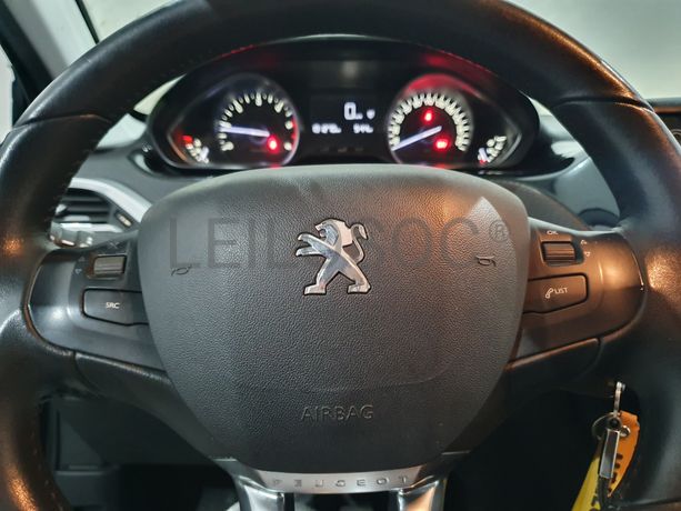 Peugeot 208 · Ano 2016