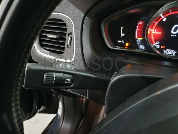 Volvo V40 D4 R Design · Ano 2014