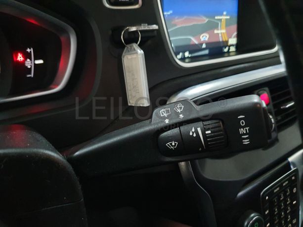 Volvo V40 D4 R Design · Ano 2014