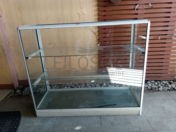 Estante com prateleiras