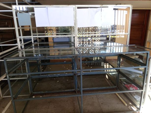 Prateleiras metálicas.