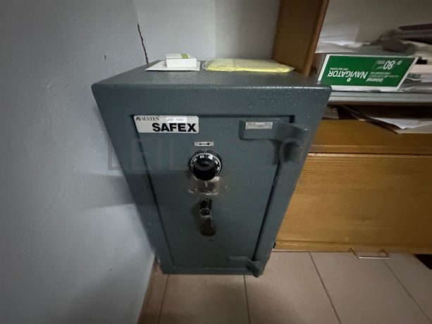 Cofre com proteção por código e chave