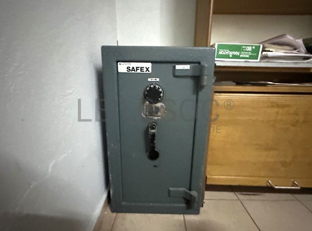 Cofre com proteção por código e chave