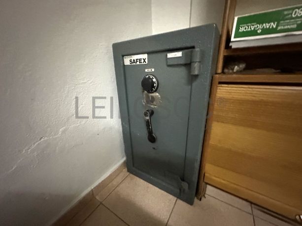 Cofre com proteção por código e chave