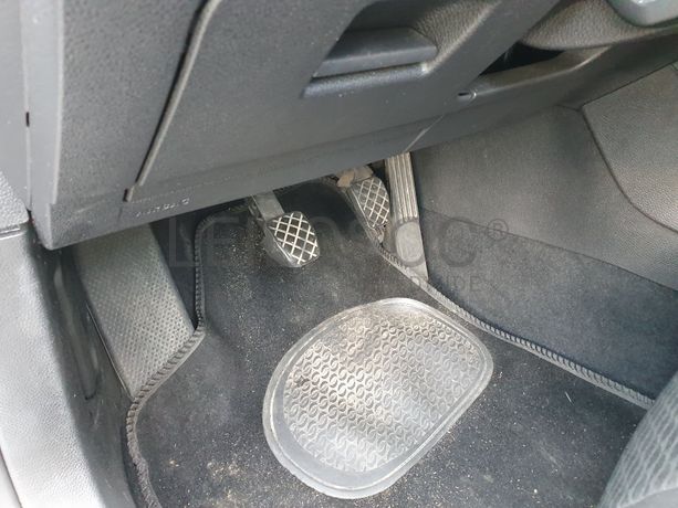 Volkswagen Golf 1.6 TDI · Ano 2011