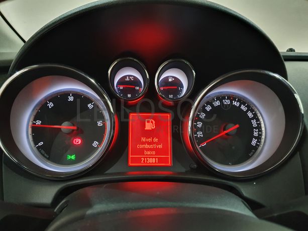 Opel Astra · Ano 2011