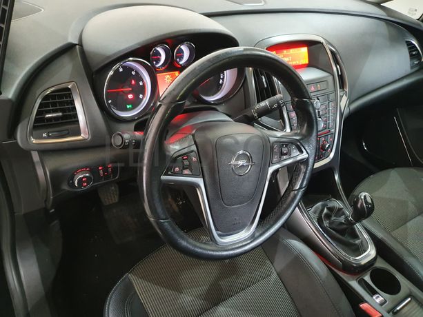 Opel Astra · Ano 2011