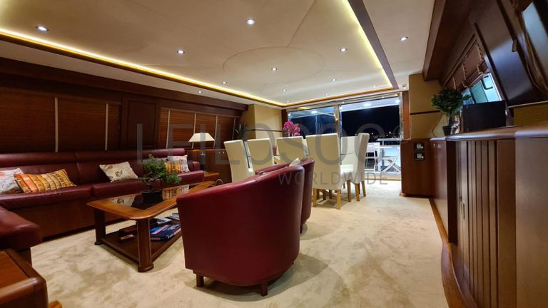 Iate a Motor Monocasco // Yacht Monohull Motor