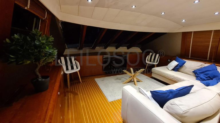 Iate a Motor Monocasco // Yacht Monohull Motor