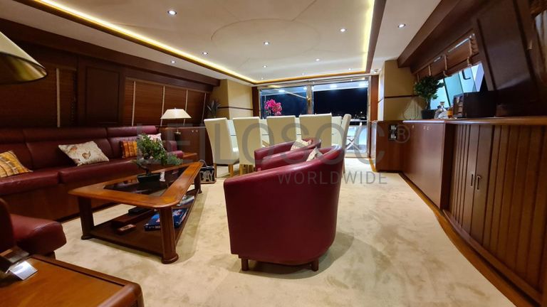 Iate a Motor Monocasco // Yacht Monohull Motor