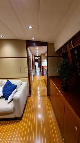 Iate a Motor Monocasco // Yacht Monohull Motor