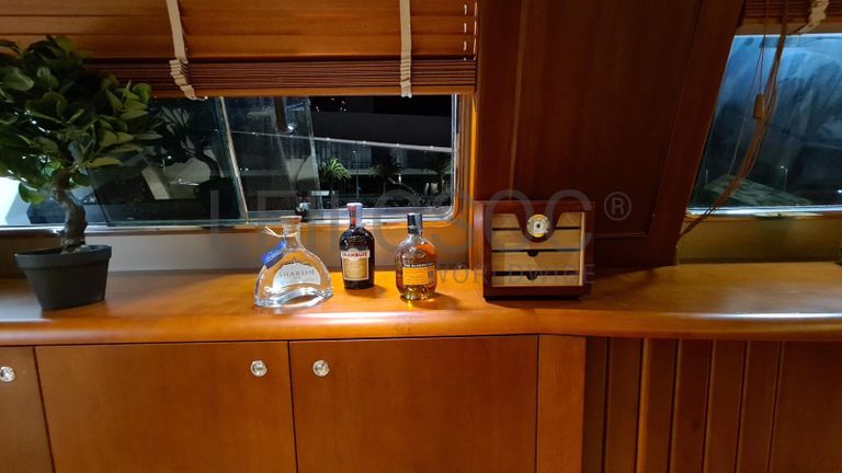 Iate a Motor Monocasco // Yacht Monohull Motor