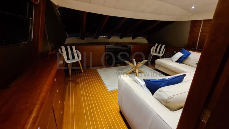 Iate a Motor Monocasco // Yacht Monohull Motor