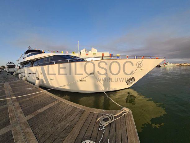 Iate a Motor Monocasco // Yacht Monohull Motor