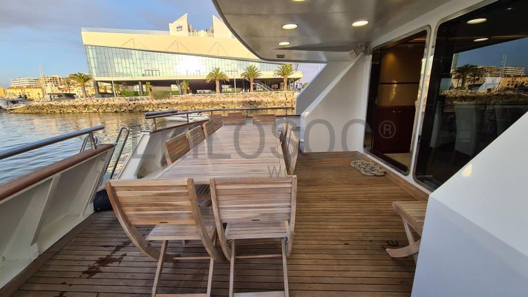 Iate a Motor Monocasco // Yacht Monohull Motor