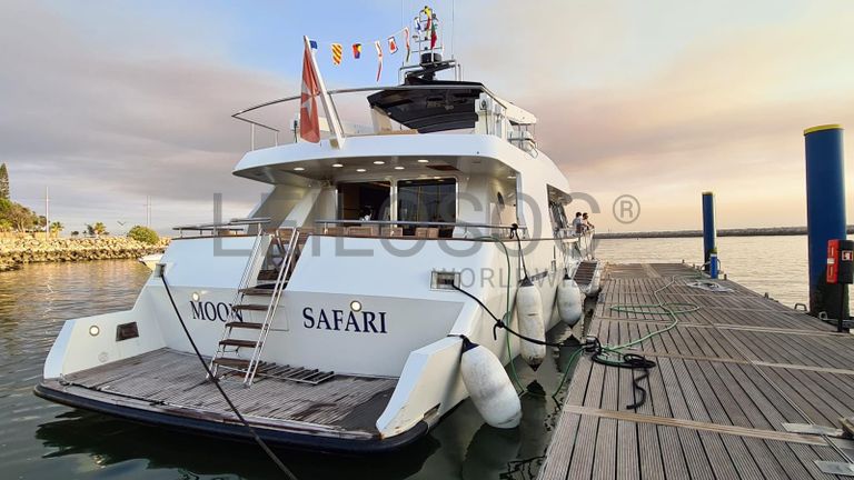 Iate a Motor Monocasco // Yacht Monohull Motor