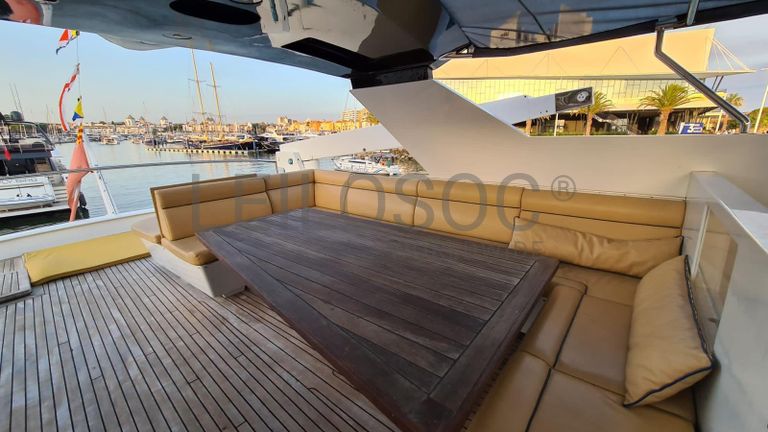 Iate a Motor Monocasco // Yacht Monohull Motor