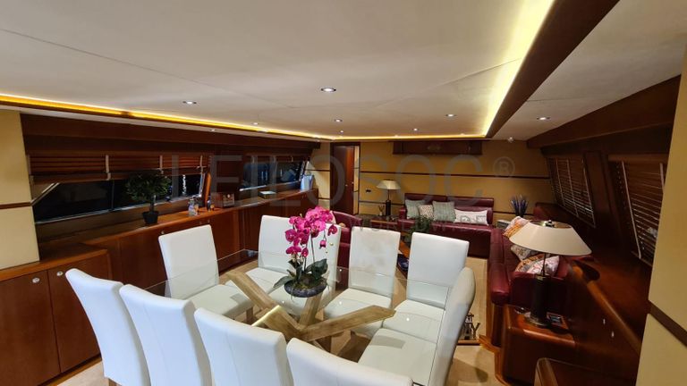 Iate a Motor Monocasco // Yacht Monohull Motor