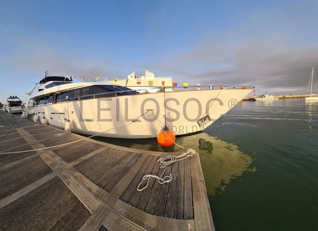 Iate a Motor Monocasco // Yacht Monohull Motor