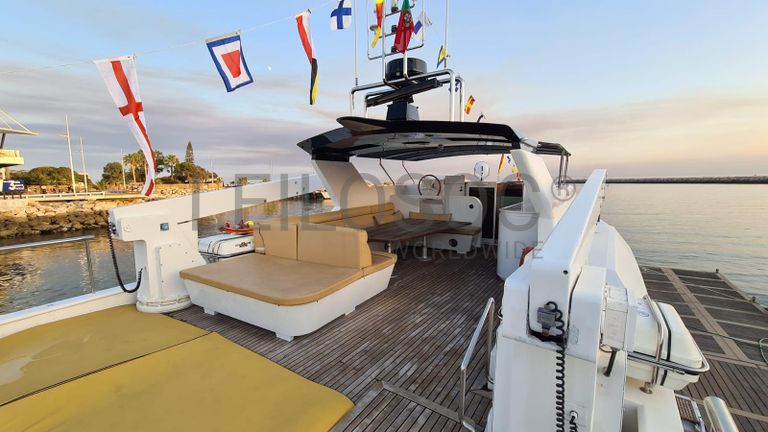 Iate a Motor Monocasco // Yacht Monohull Motor