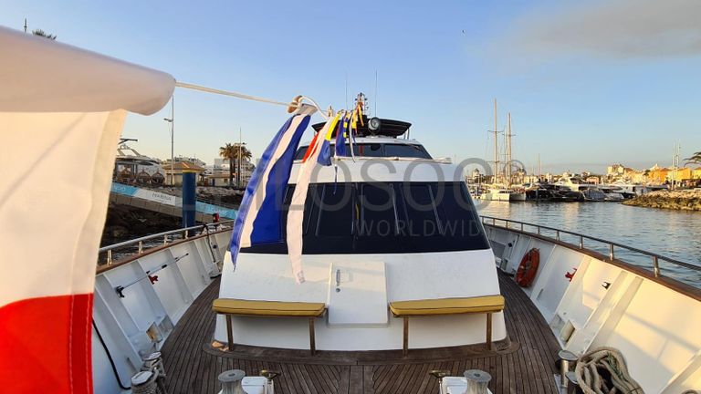 Iate a Motor Monocasco // Yacht Monohull Motor