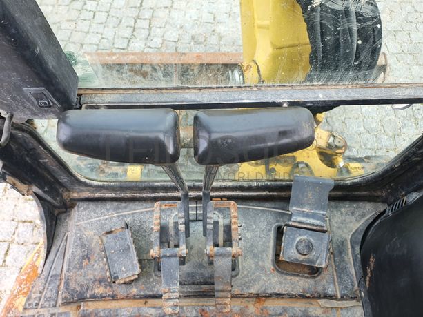 Mini Giratória Komatsu · Ano 2010