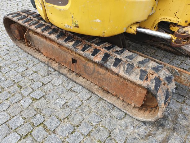 Mini Giratória Komatsu · Ano 2010