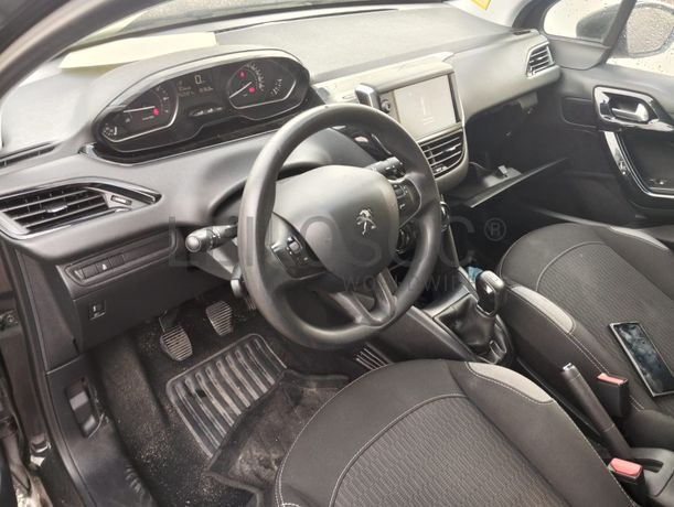 Peugeot 208 · Ano 2016