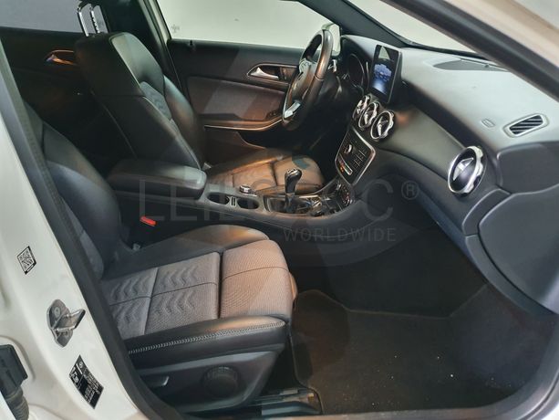 Mercedes-Benz GLA 180D · Ano 2017