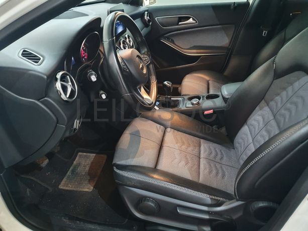 Mercedes-Benz GLA 180D · Ano 2017