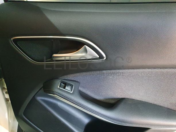 Mercedes-Benz GLA 180D · Ano 2017