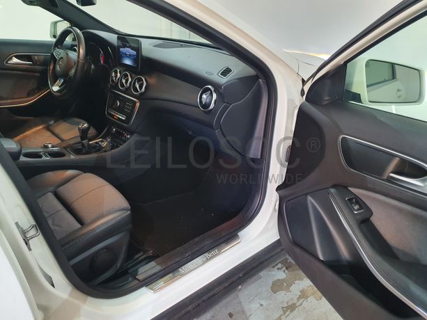 Mercedes-Benz GLA 180D · Ano 2017
